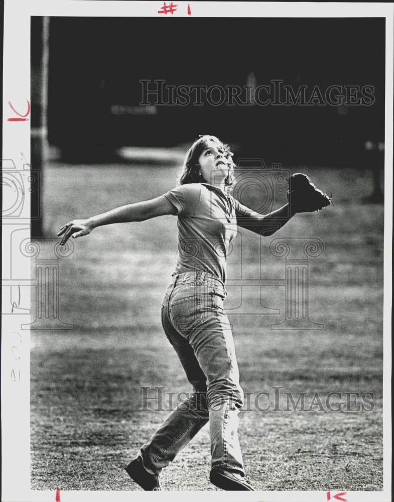 1980 Press Photo Tami Kraft Leaps to Catch Softball while Playing in Houston- Historic Images