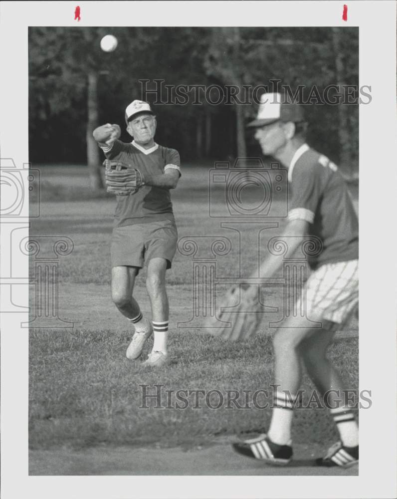 1982 Press Photo Stan Ward &amp; Jack Taylor of Harris County Senior Softball, Texas- Historic Images