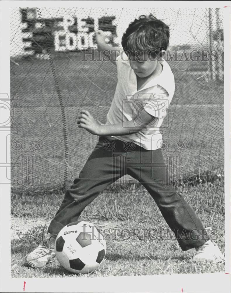 1980 Press Photo Sammy Kahlil readies to kick soccer ball. - hpa27307- Historic Images