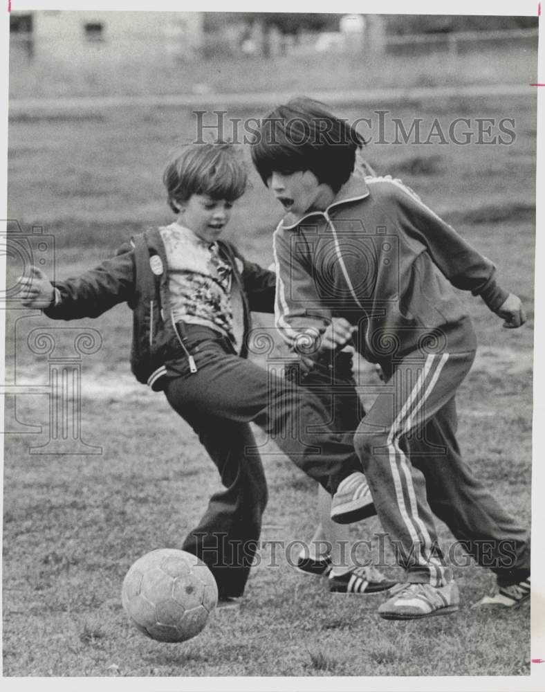 1977 Press Photo Soccer game played by youngsters. - hpa27309- Historic Images