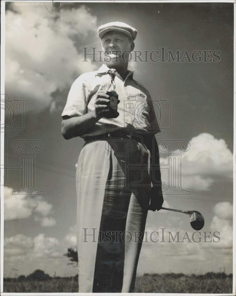 Press Photo Kelly Baumgarten holds golf trophy and golf club. - hpa27335- Historic Images