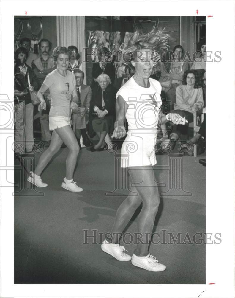 1979 Press Photo Jackie Sorenson demonstrates aerobic dance exercise to audience- Historic Images