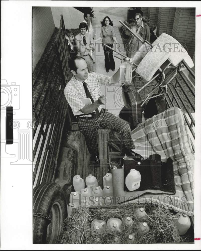 1976 Press Photo ATF agent W.M. Rothgeb inspects truckload of moonshine.- Historic Images