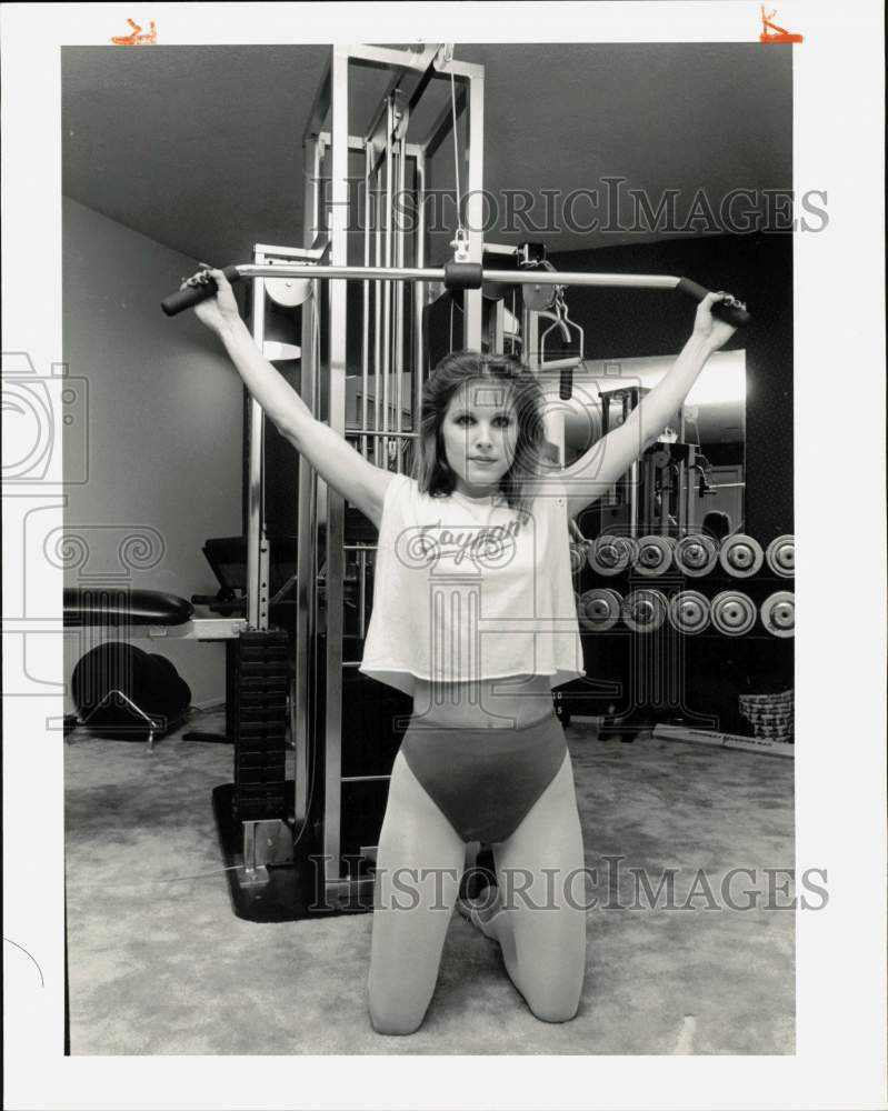 1985 Press Photo Rhonda uses exercise equipment at gym. - hpa27688- Historic Images