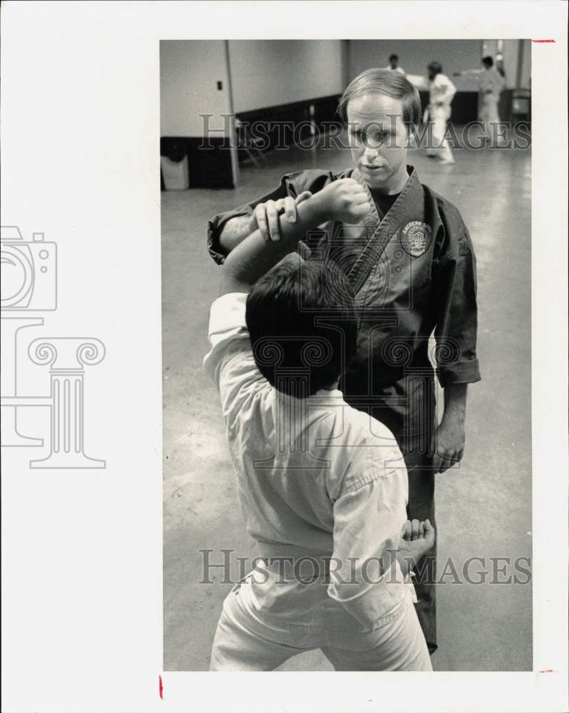 1983 Press Photo Bill Gray and Doug Blackburn practice karate stance.- Historic Images