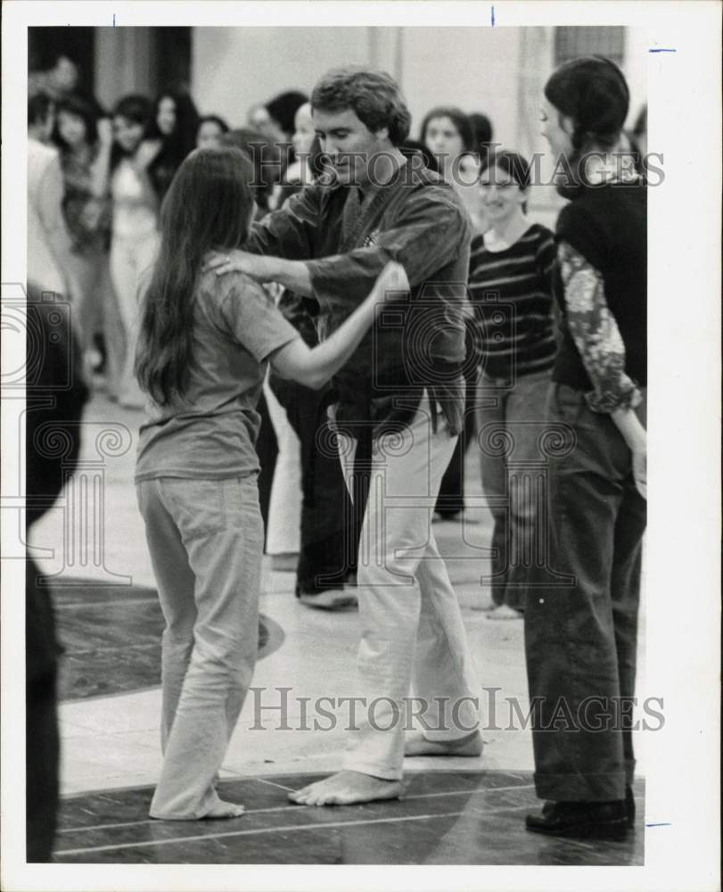 1974 Press Photo Instructor and student during karate self-defense course.- Historic Images