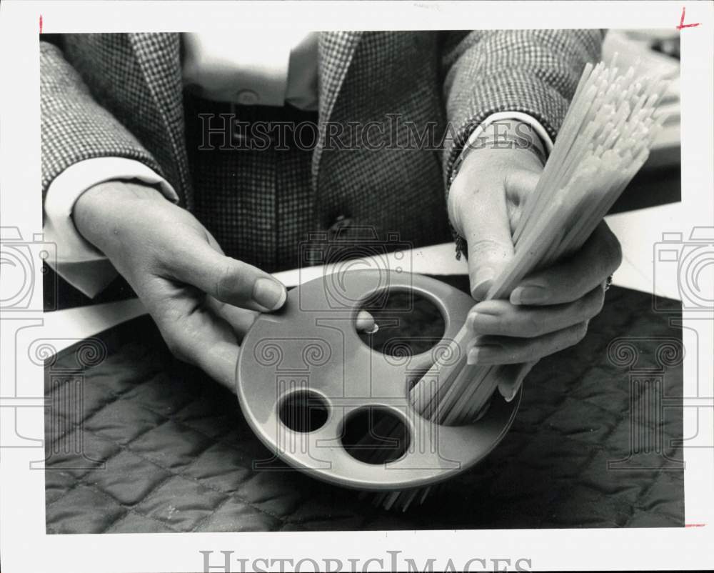 1981 Press Photo Perfect Pasta Portions measures pasta for correct proportions.- Historic Images