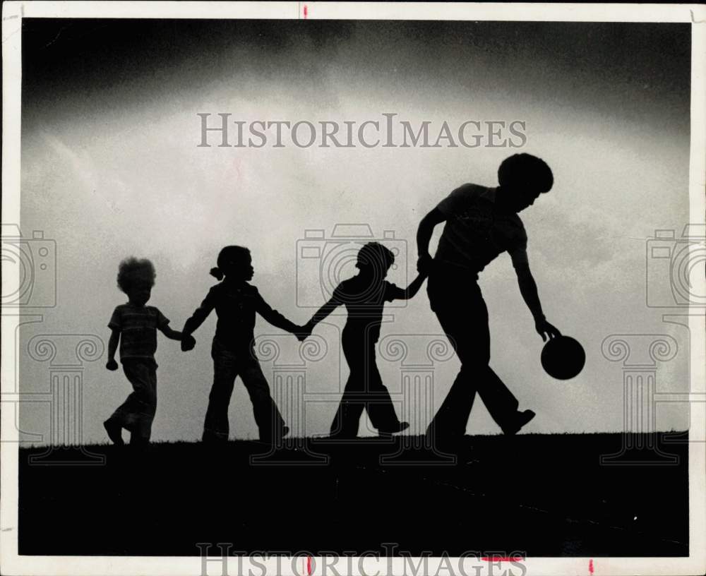 1975 Press Photo Father &amp; Kids with Basketball, Houston, Texas - hpa29020- Historic Images