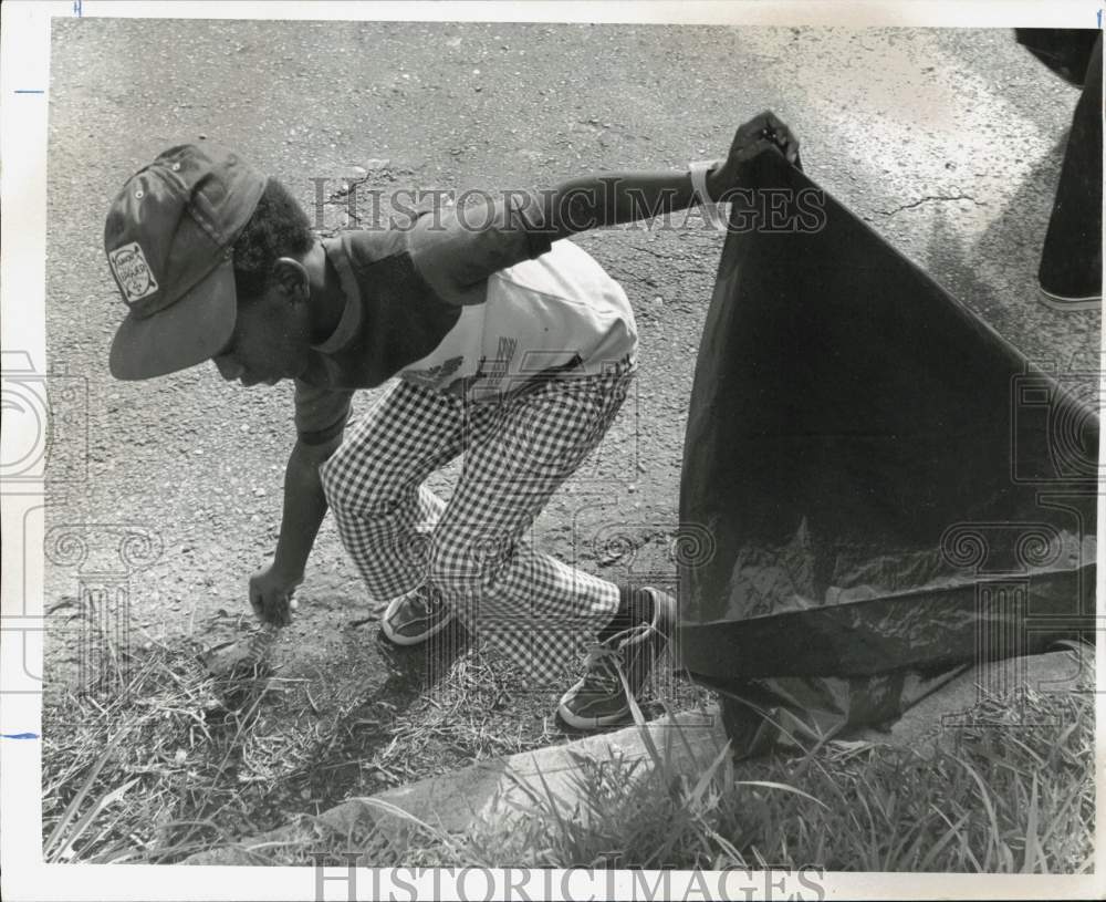 1977 Press Photo Tyrone Thomas participates in Binz area litter cleanup day.- Historic Images