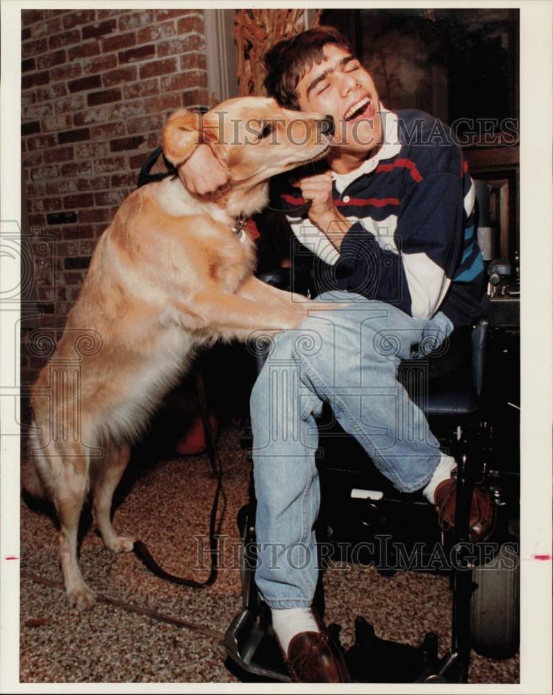 1992 Press Photo Robert McLemore reunited with missing service dog "Blondie," TX