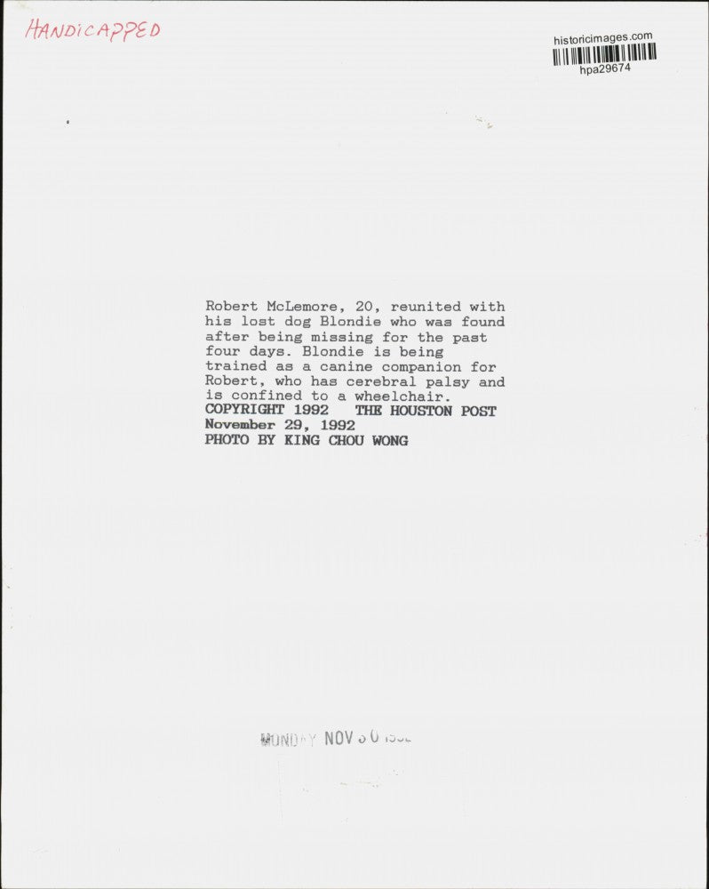 1992 Press Photo Robert McLemore reunited with missing service dog "Blondie," TX