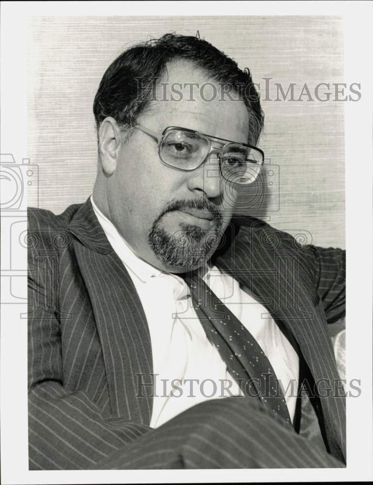 1985 Press Photo Mexican Consul General Hermilo Lopez-Bassols in Houston offices- Historic Images