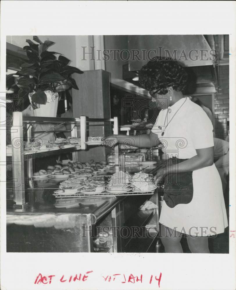 1972 Press Photo Food Serving Line at McGuire Air Force Base, New Jersey- Historic Images