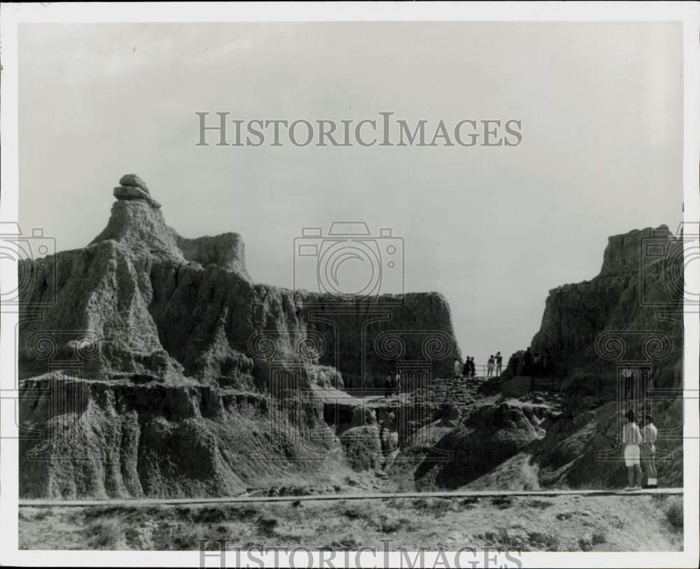 1976 Press Photo Visitors at Rock Formations at Badlands Monument, South Dakota