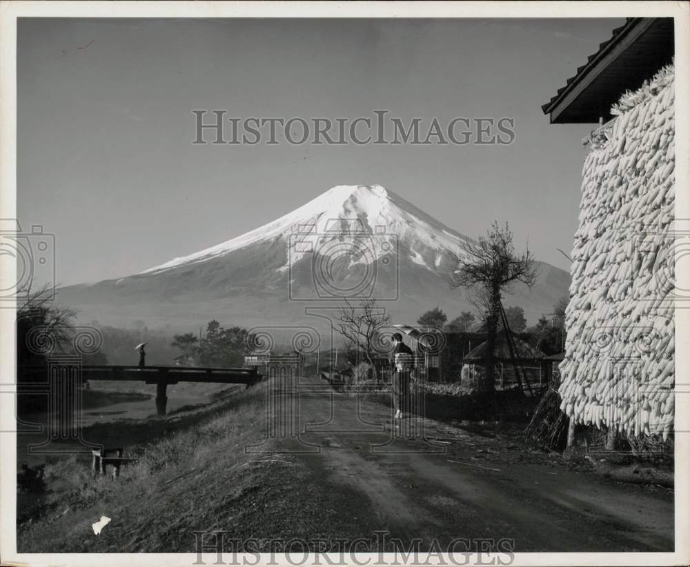 1960 Press Photo Mt. Fuji is viewed from Oshino Village, Japan. - hpa31797