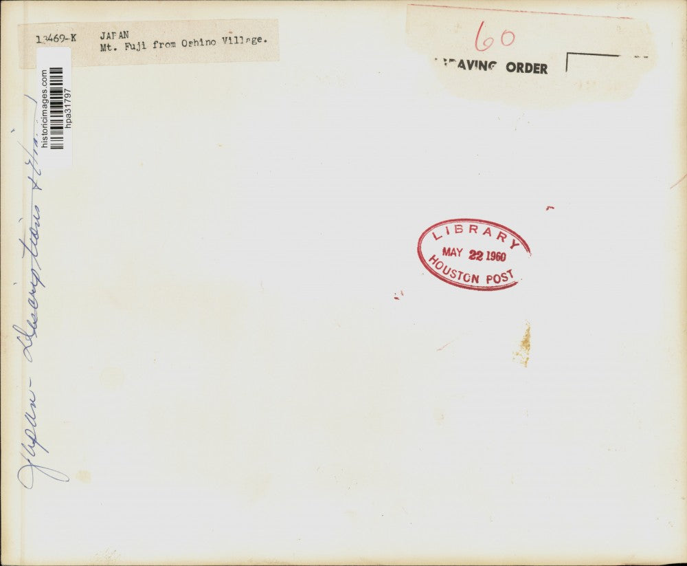 1960 Press Photo Mt. Fuji is viewed from Oshino Village, Japan. - hpa31797