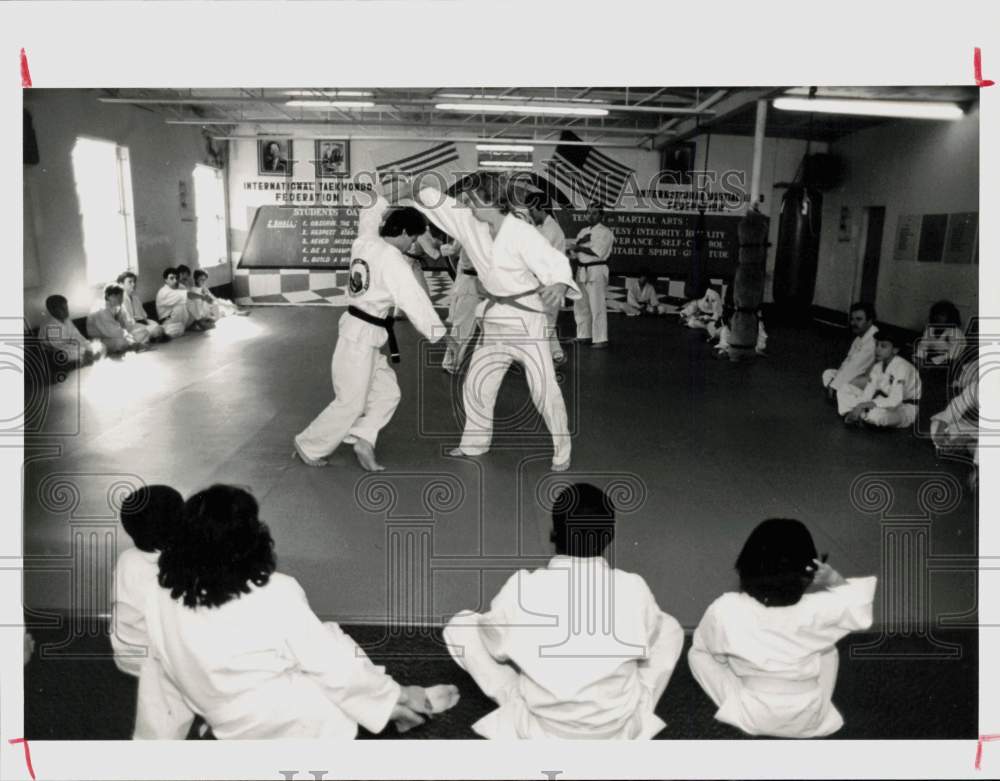 1986 Press Photo Class watches advanced students demonstrate judo techniques.- Historic Images