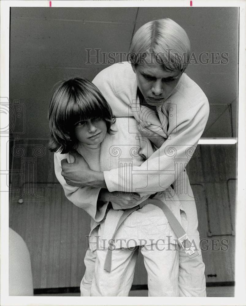 1975 Press Photo Blythe Calfee, Junior Judo Champ, Practices With Her Brother- Historic Images