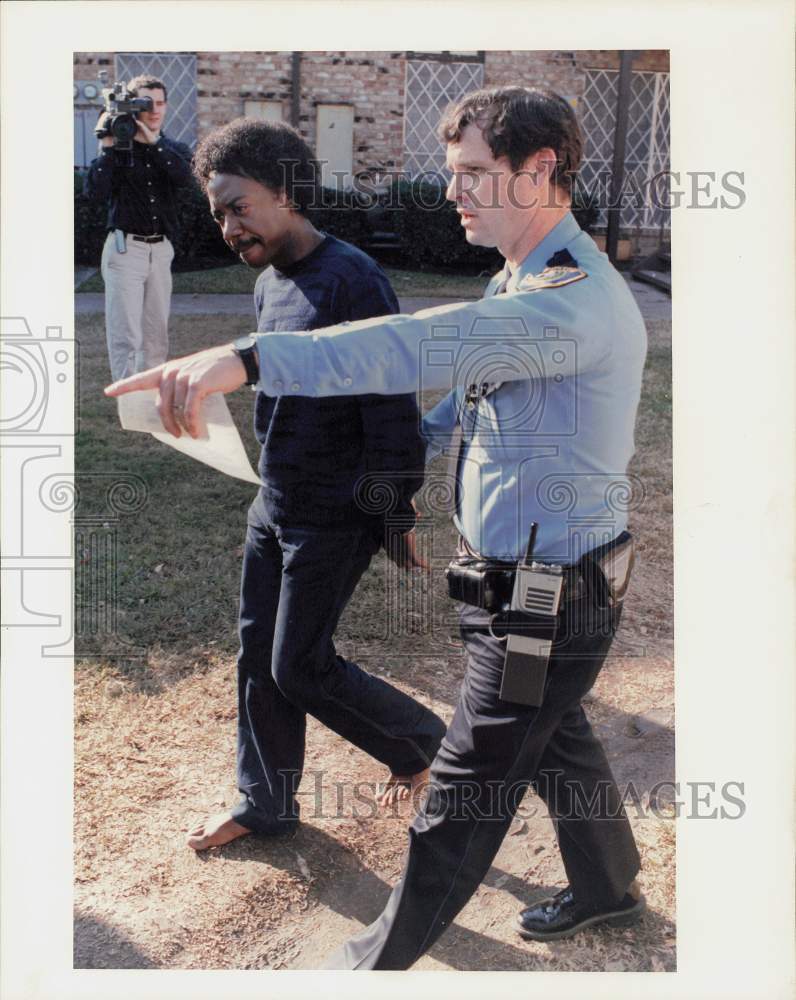 1988 Press Photo Robbery suspect Harold Taylor in custody of Houston police.- Historic Images