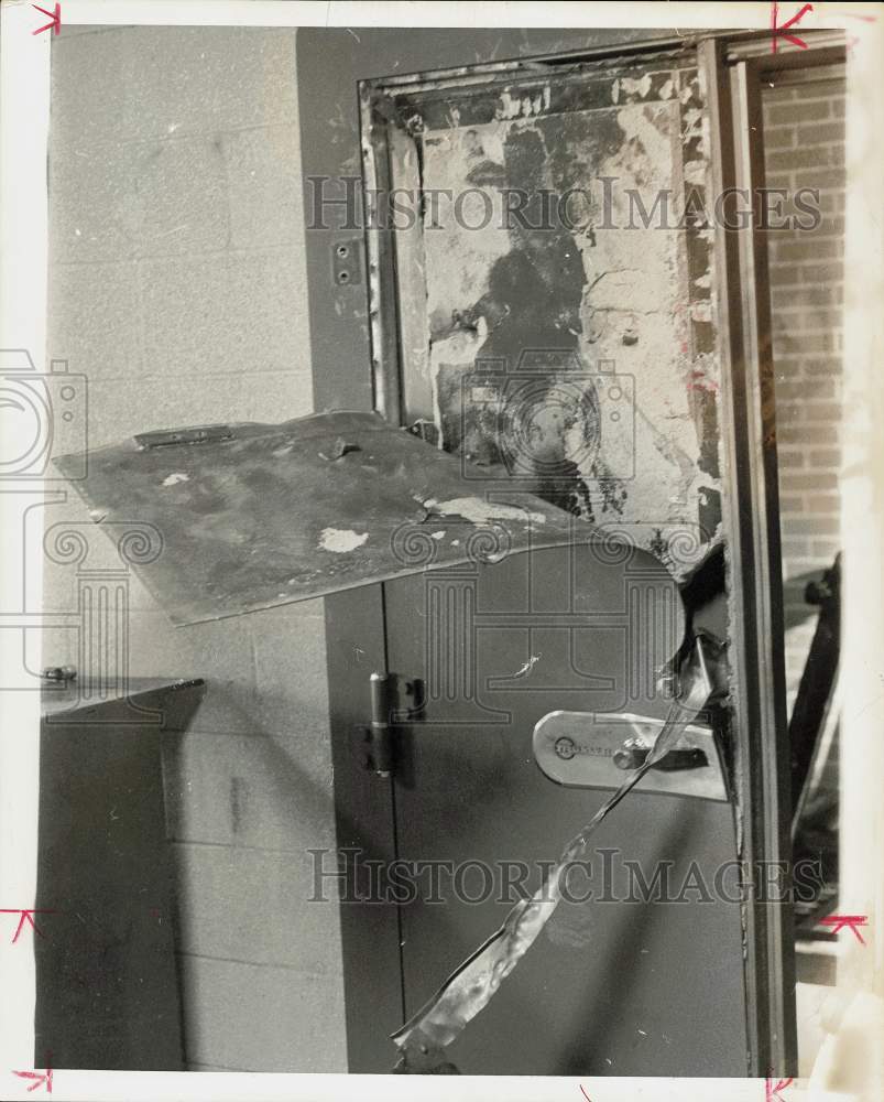 1968 Press Photo Door to Weapons Room in Houston Peeled Back by Robbers- Historic Images