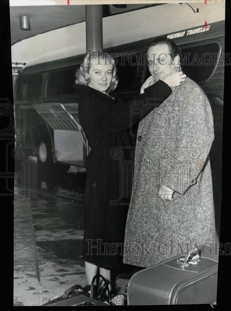 1958 Press Photo Conductor Walter Susskind's wife turns up his collar in Houston