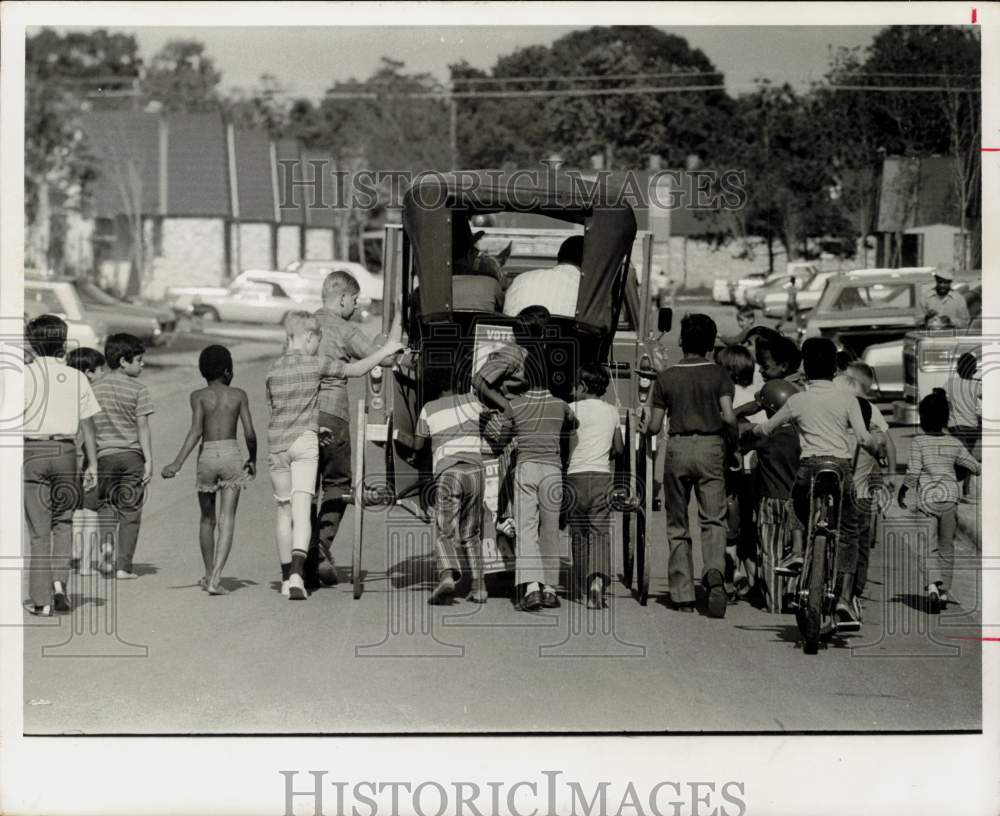 1972 Press Photo Youngsters follow Forrest Baird&#39;s &quot;trail&quot; at Yale Village.- Historic Images