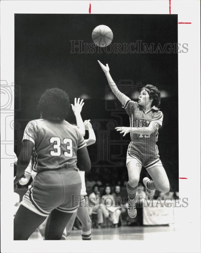 1981 Press Photo University of Houston&#39;s Kip Anderson lays ball up during game- Historic Images