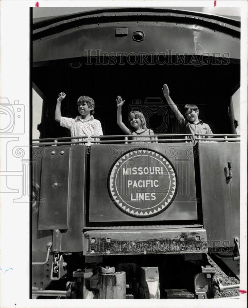 1975 Press Photo Youngsters wave from Missouri Pacific Lines car in Texas museum