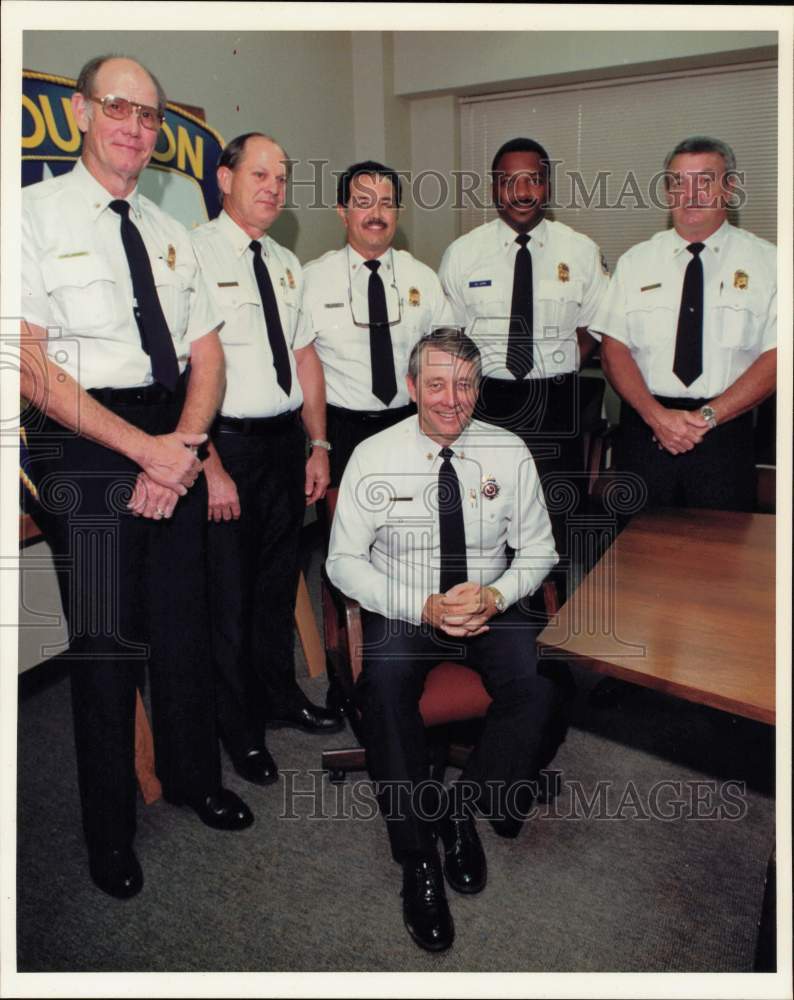 1989 Press Photo Houston Fire Chief R.L. Clayton and assistant chiefs confer.- Historic Images