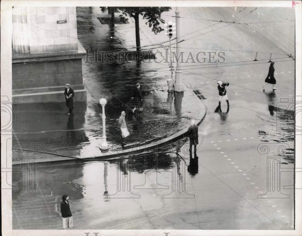 1963 Press Photo A street cleaner sweeps in front of the National Hotel, Russia
