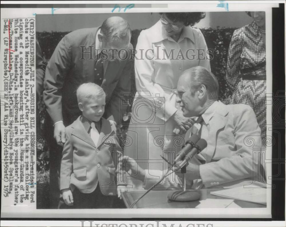 1975 Press Photo President Ford hands ceremonial pen to Meredith Ashley in D.C.- Historic Images