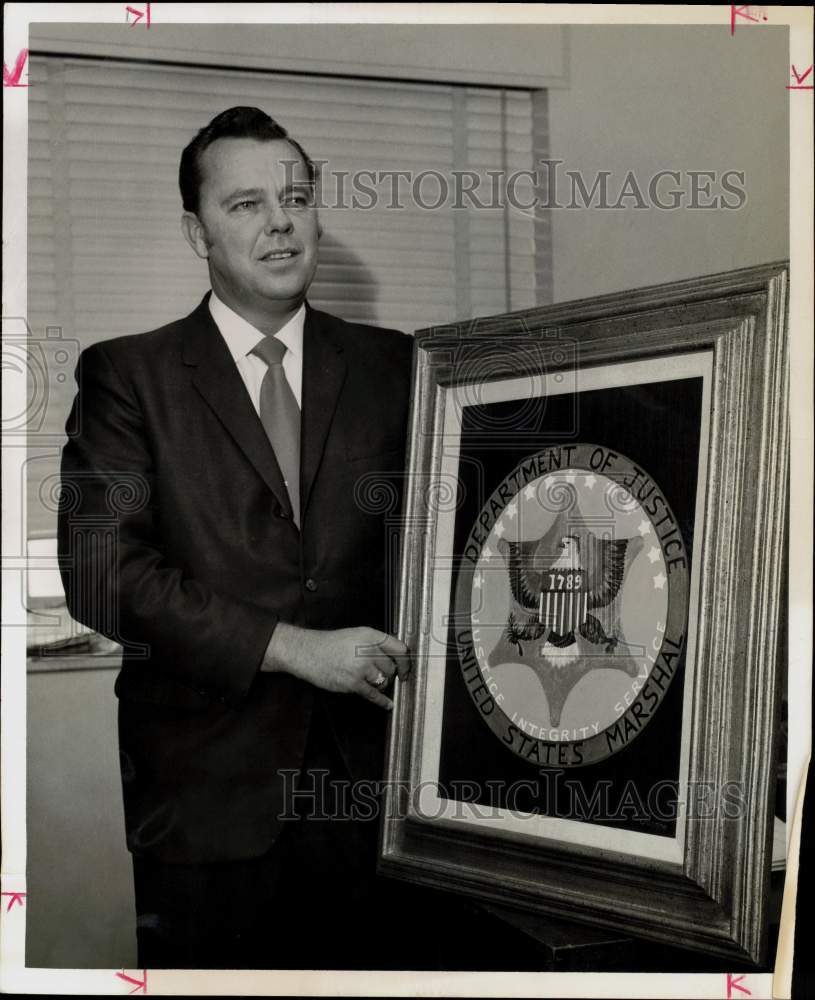 1970 Press Photo Henry Barker, U.S. Deputy Marshal stands with DOJ painting.- Historic Images