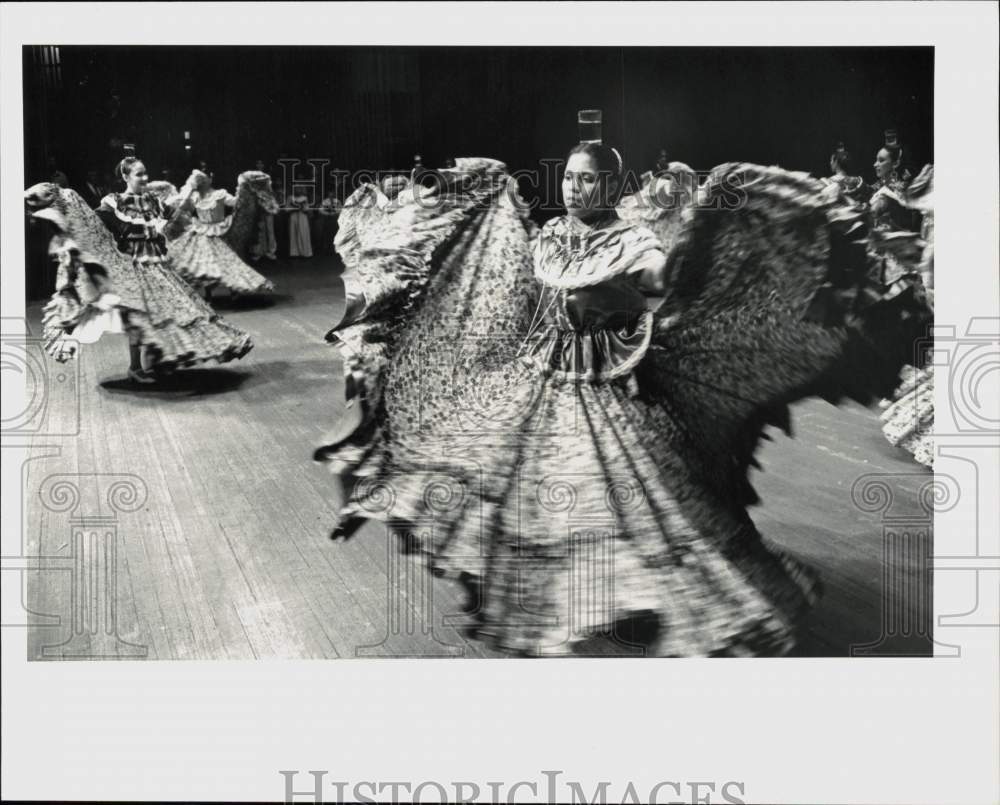 1980 Press Photo Bella Artes Hispanic folk dancing group dance &quot;Nayarita&quot;- Historic Images