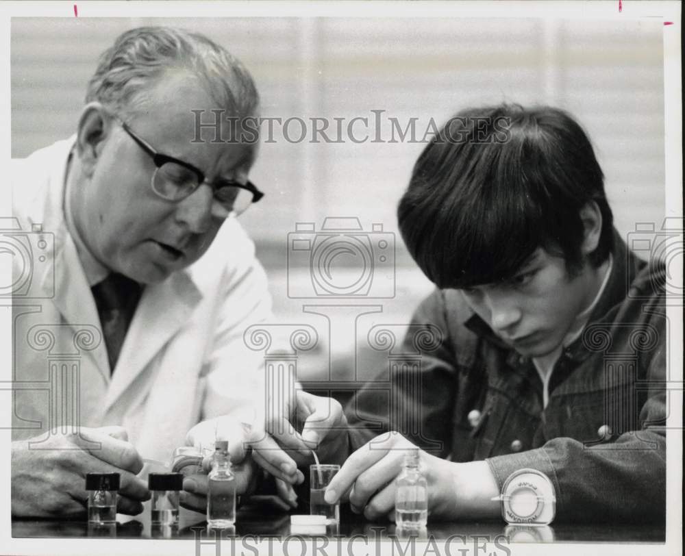 1975 Press Photo J. Dorrington and Lowell Little test rain - hpa35208- Historic Images