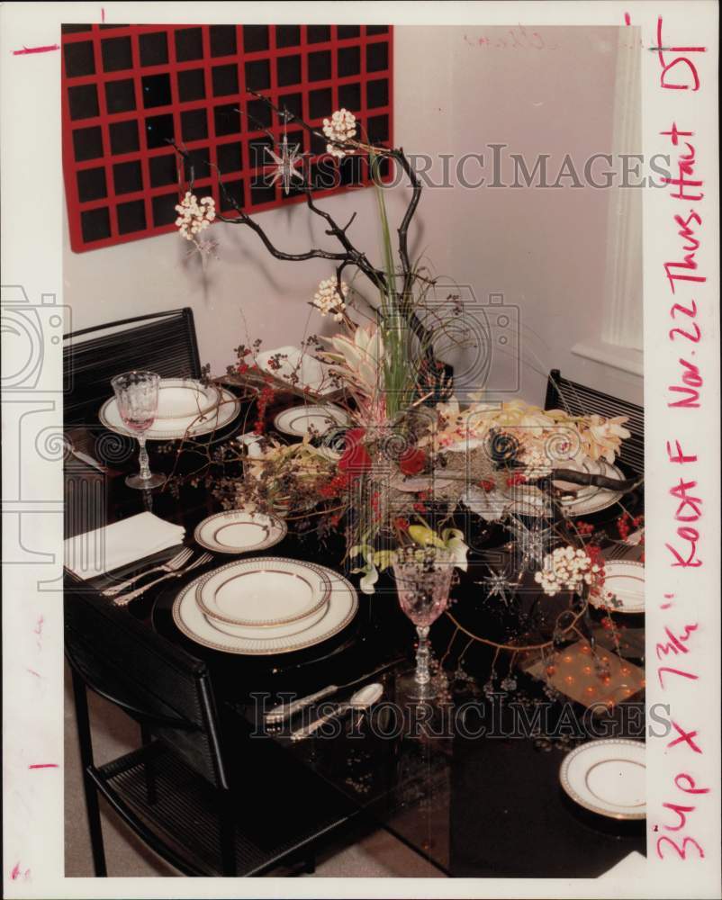 1990 Press Photo A simple holiday table setting - hpa35920- Historic Images