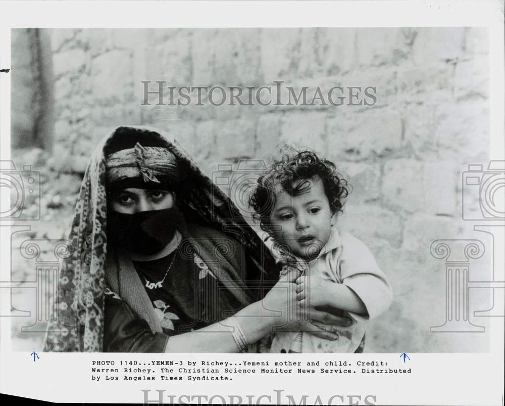 1983 Press Photo A Yemeni mother carrying her child - hpa36253- Historic Images