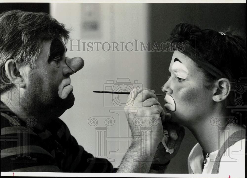 1993 Press Photo Jim Howle applies makeup to fellow clown Regina Burt.- Historic Images