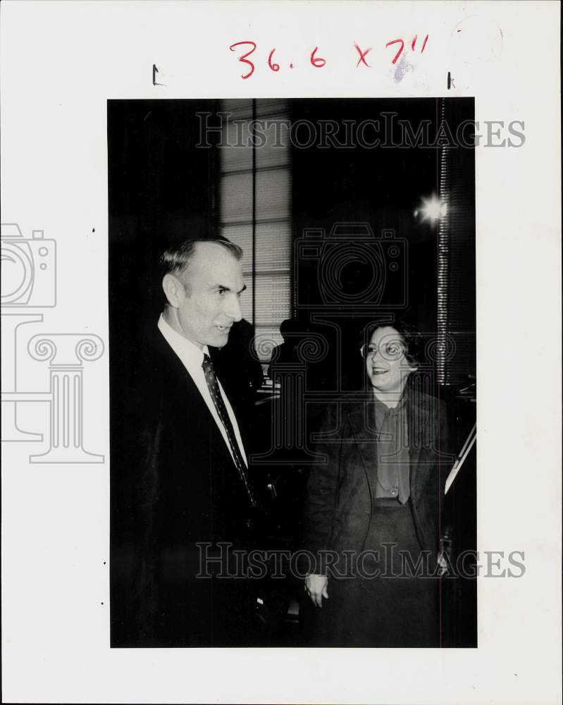 1984 Press Photo Houston Mayor Kathy Whitmire with Fire Chief Robert Swartout- Historic Images