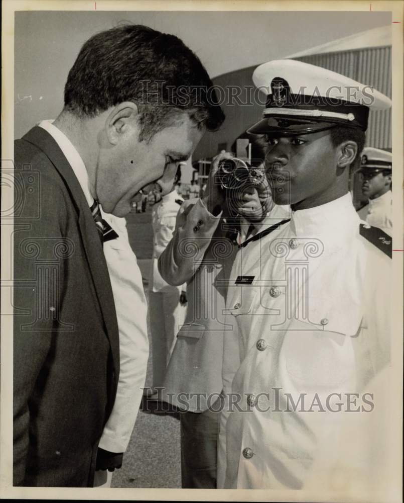 1970 Press Photo Secretary John Chafee chats with Raymond Dudley at Prairie View