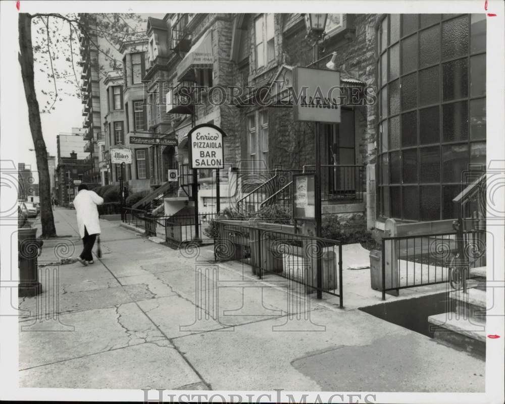 1982 Press Photo Montreal restaurant worker sweeps Crescent Street sidewalk.- Historic Images