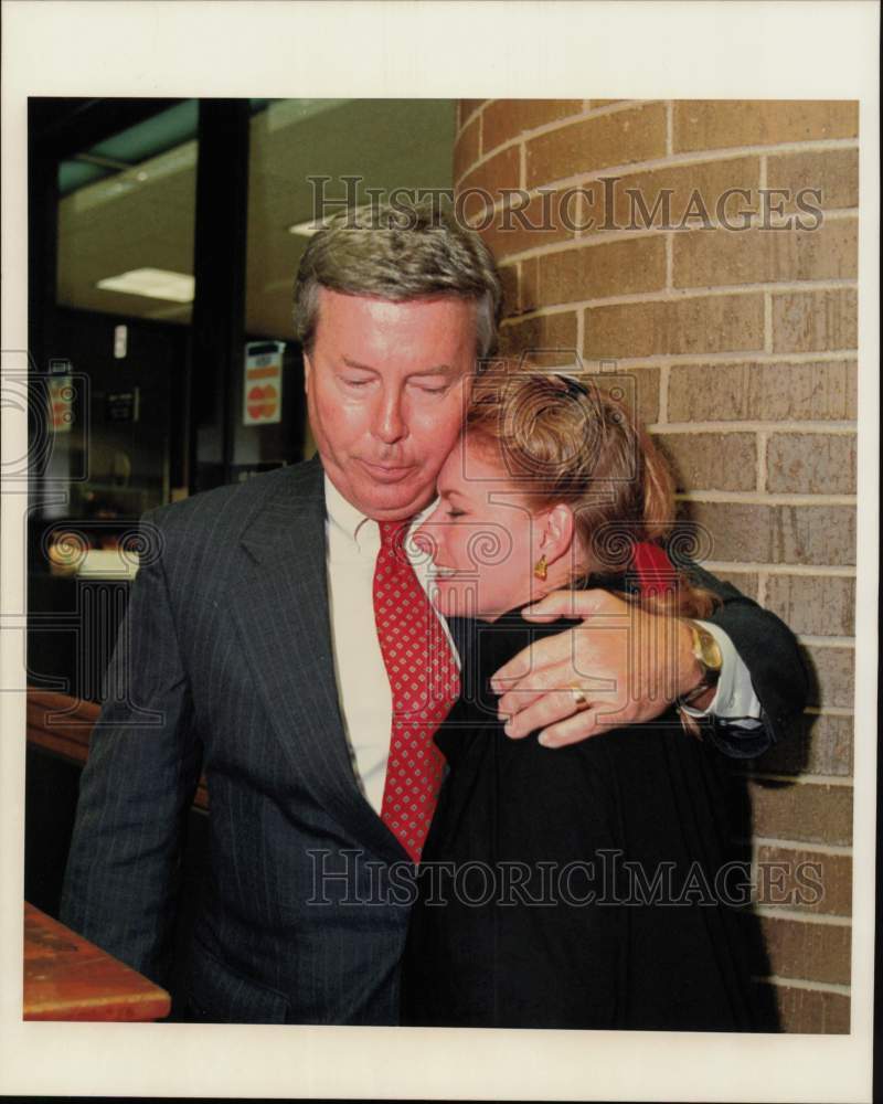 1990 Press Photo Senator J.E. Brown Hugs Maura Irbry at Harris County Jail- Historic Images