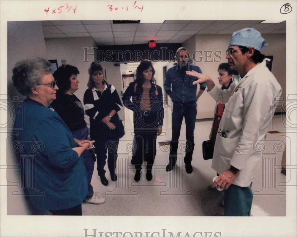 1994 Press Photo Dr. Michael Gallagher with Heart Patient Marvin Appelt&#39;s Family- Historic Images