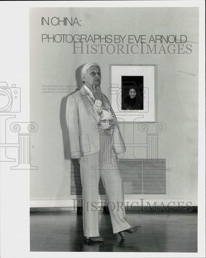 1982 Press Photo Eve Arnold in front of her photograph at Museum of Fine Arts- Historic Images