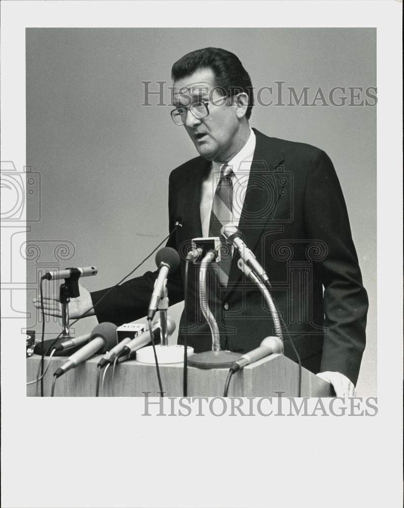 1982 Press Photo MTA Director Alan Kiepper stands at microphones. - hpa41684- Historic Images