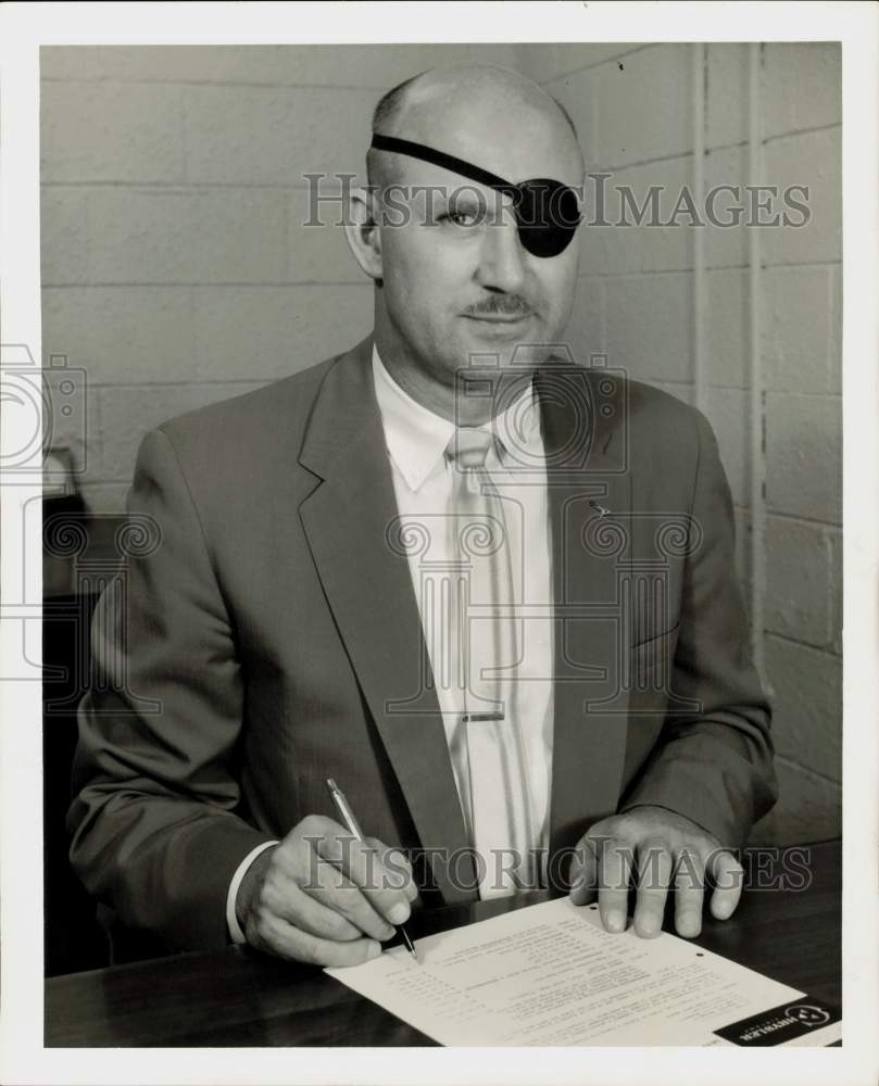 1961 Press Photo M.E. (Bill) Barker, Chrysler Airtemp Branch Manager in Houston