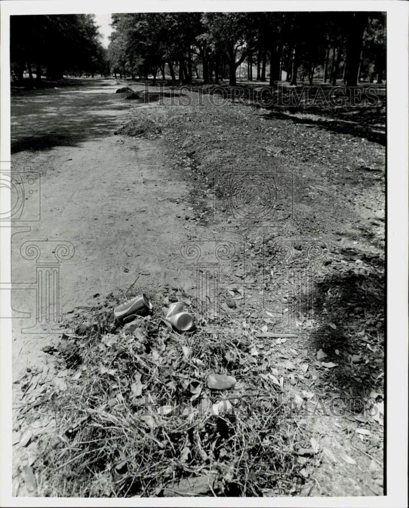 1978 Press Photo Litter along Dirt Road in Texas - hpa42708- Historic Images