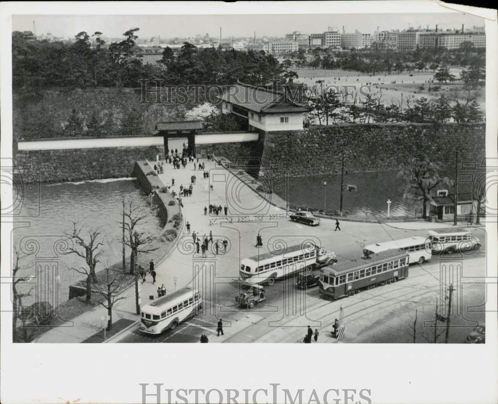 1957 Press Photo Imperial Palace Grounds with Moat Contrasted with Tokyo City