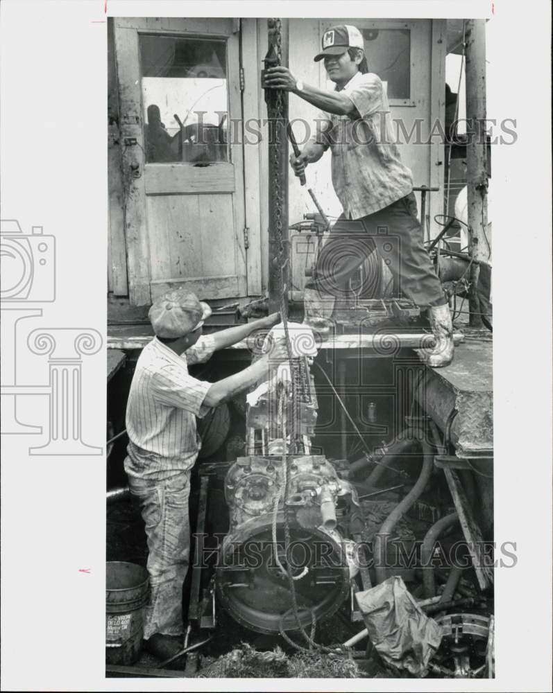 1981 Press Photo Vietnamese Fishermen Work on Boats, Kemah, Texas - hpa43049- Historic Images