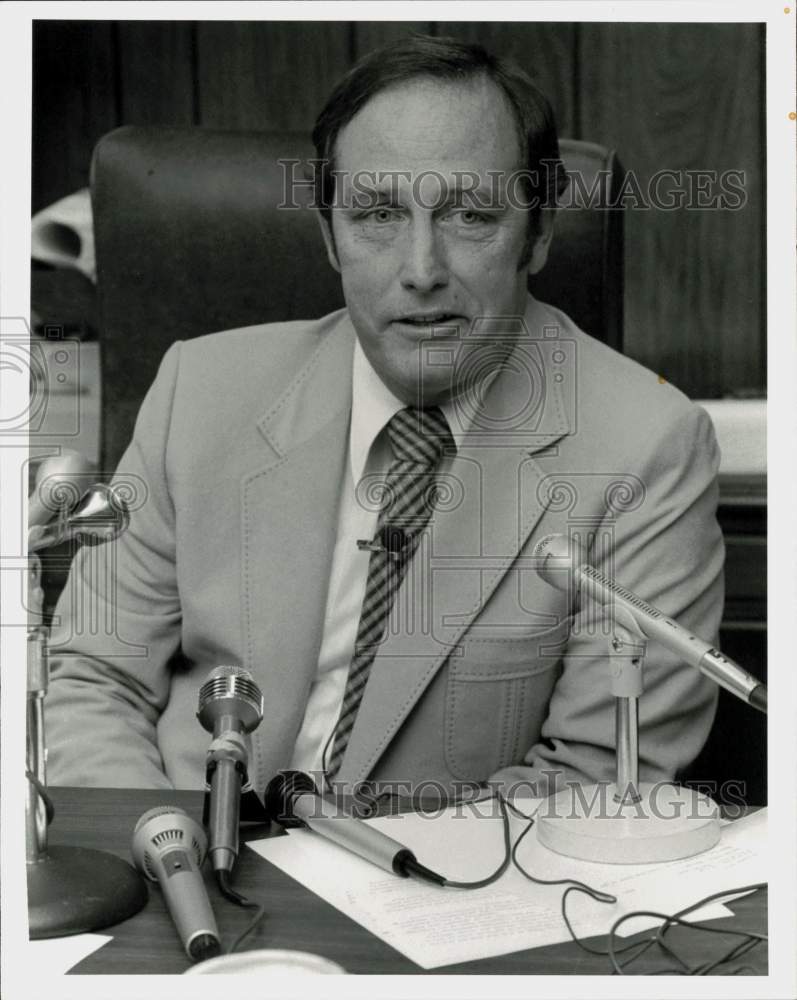 1981 Press Photo Houston Police Department's John P. Bales at Press Brief, Texas