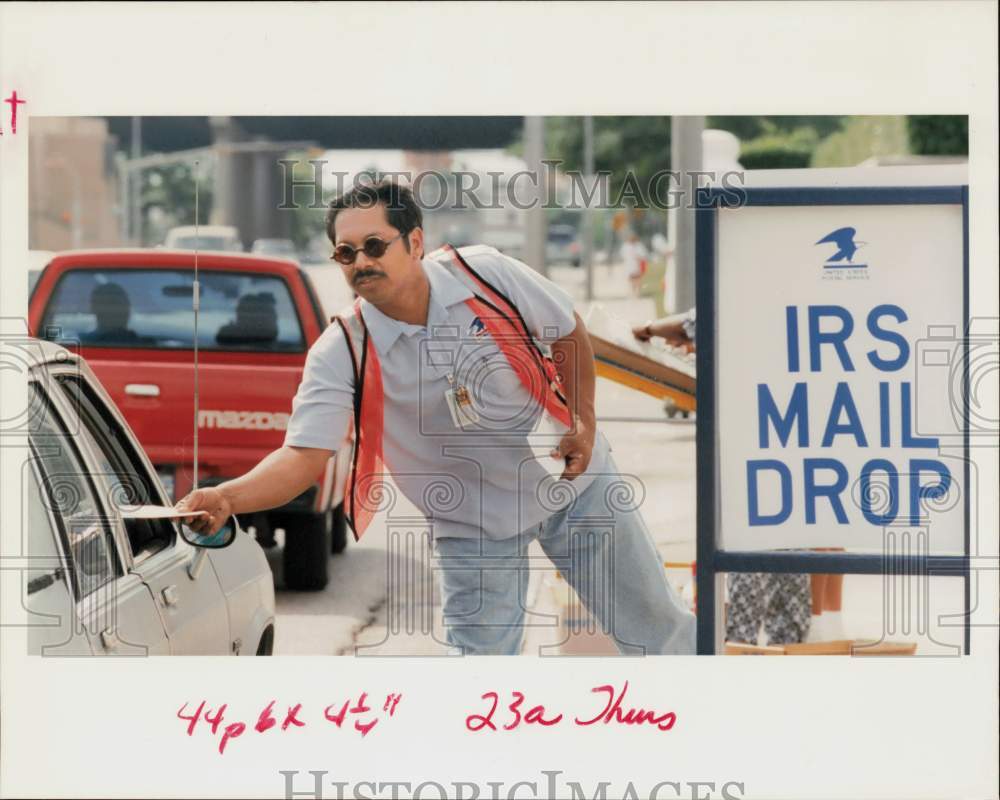 1992 Press Photo David Gonzales Collects Tax Returns at Post Office, Texas- Historic Images